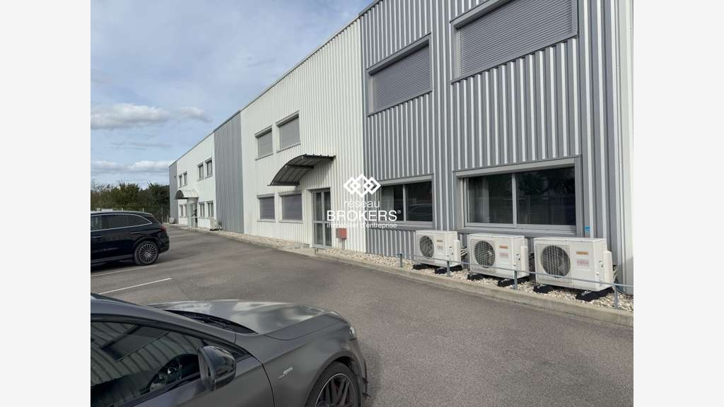 A louer très beau local 611m² quasi neuf à Vourles