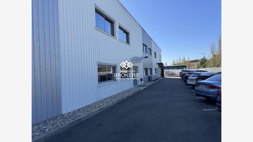 A louer très beau local 611m² quasi neuf à Vourles