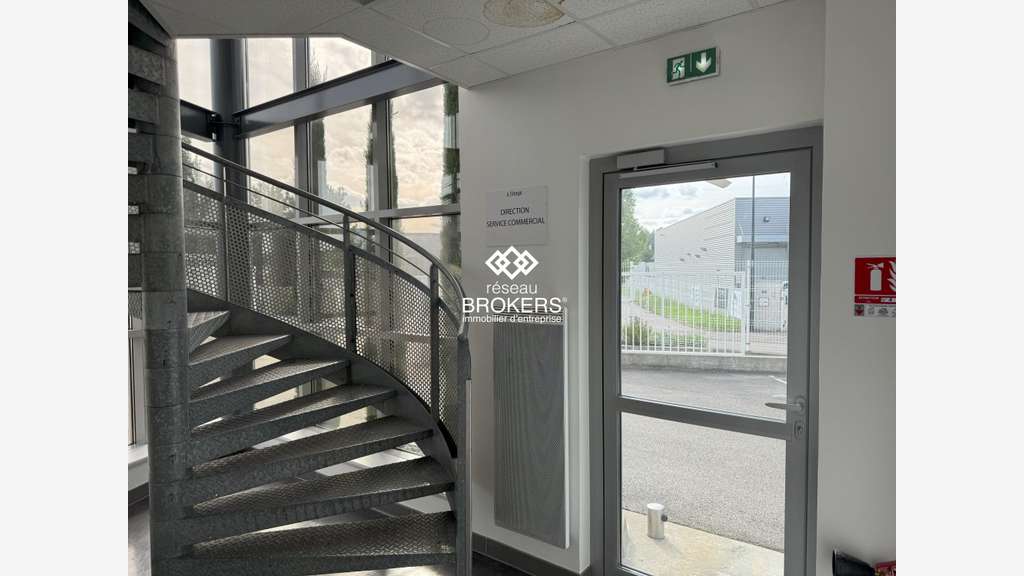 A louer très beau local 611m² quasi neuf à Vourles