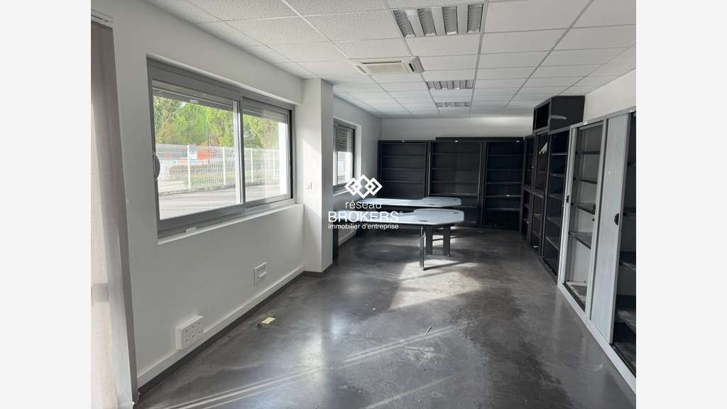 A louer très beau local 611m² quasi neuf à Vourles