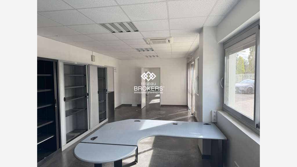 A louer très beau local 611m² quasi neuf à Vourles