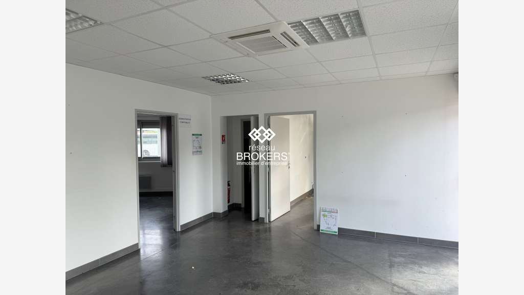 A louer très beau local 611m² quasi neuf à Vourles