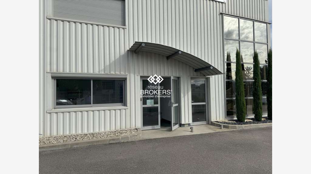 A louer très beau local 611m² quasi neuf à Vourles