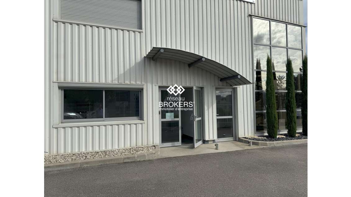 A louer très beau local 611m² quasi neuf à Vourles