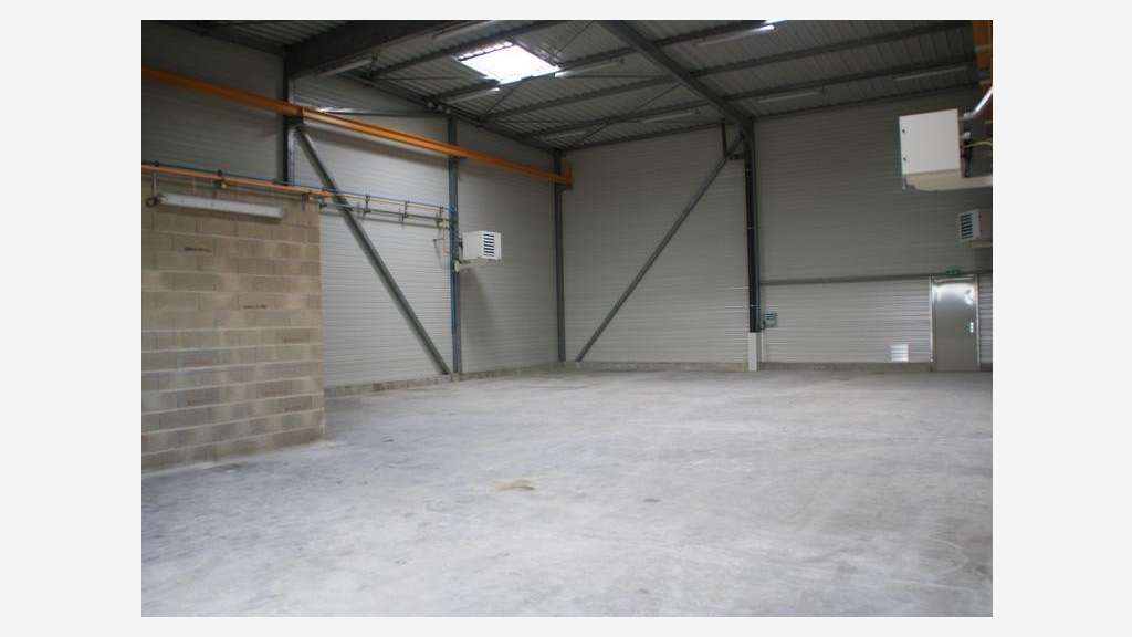 À louer 2 cellules de 143 et 236m² ZAC à Vouziers