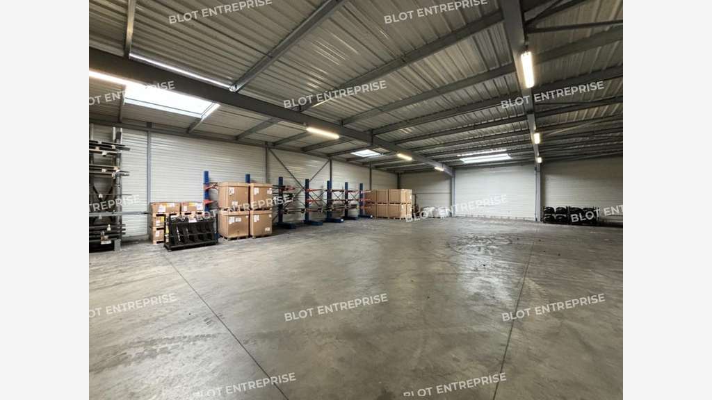 A louer local en très bon état1000m² à Pontchâteau