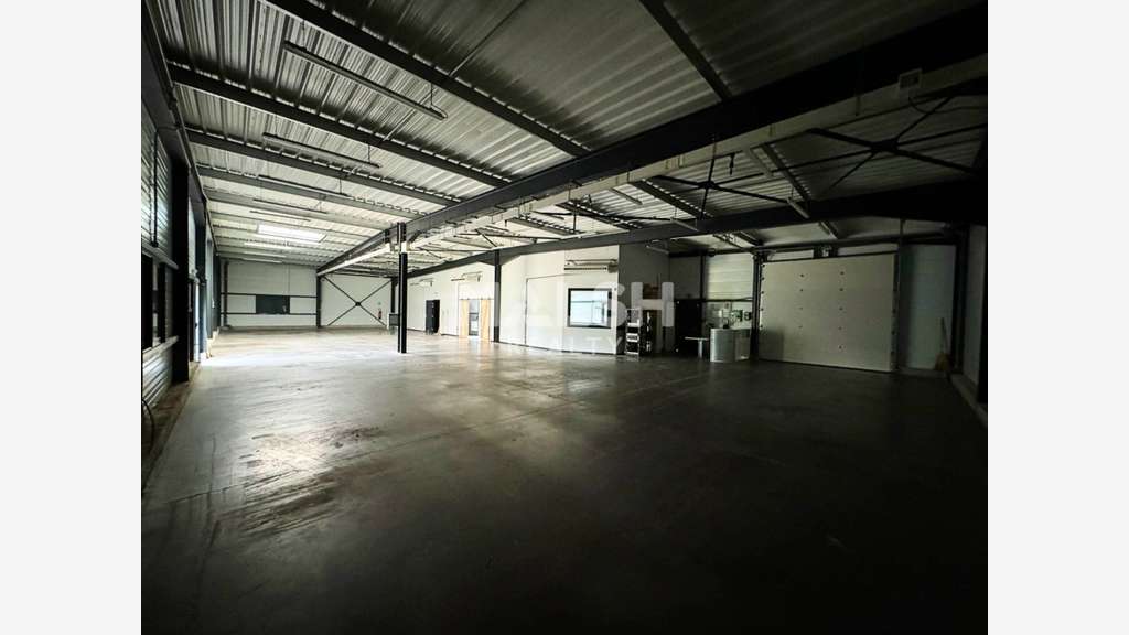 A louer local d'activité récent 450m² à St-Héand