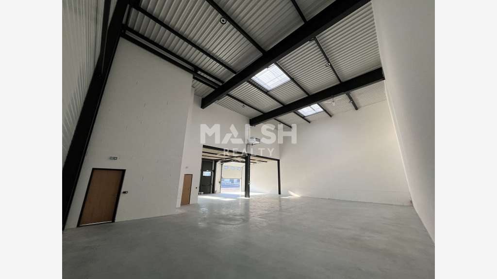 Loue locaux d'activités de 1278m² à Saint Priest