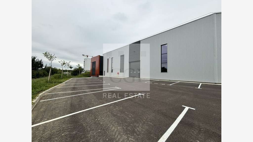 A louer local 1630m² à Saint-Quentin-Fallavier