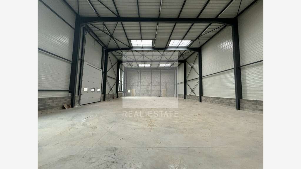A louer local 1630m² à Saint-Quentin-Fallavier