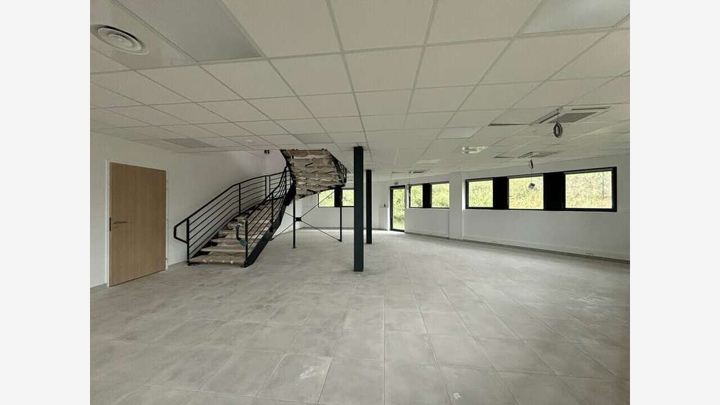 A louer local 1630m² à Saint-Quentin-Fallavier