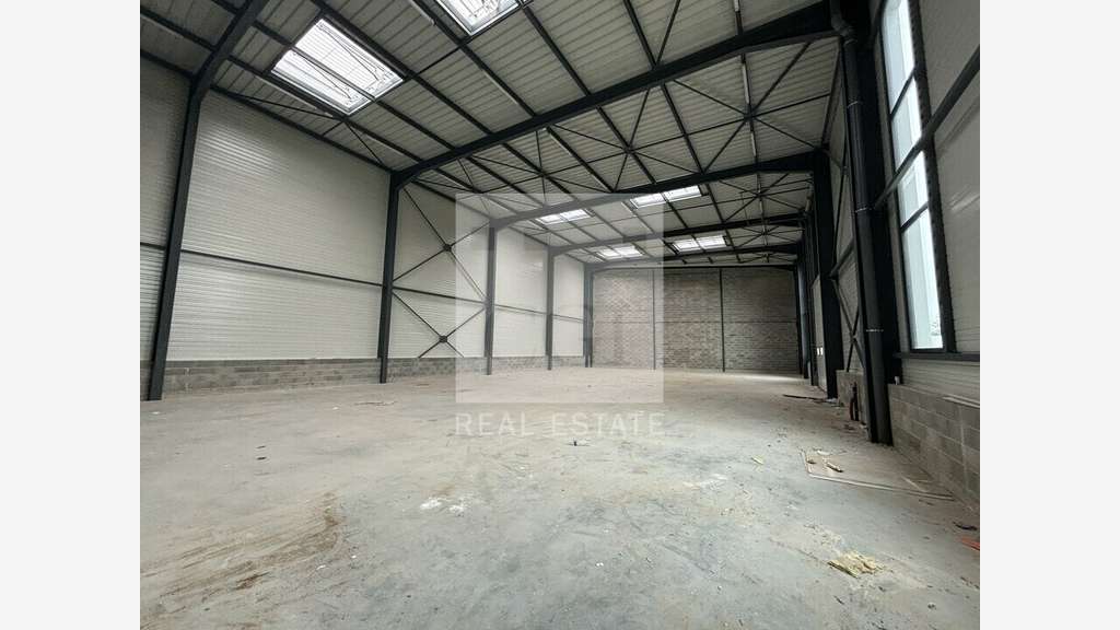 A louer local 1630m² à Saint-Quentin-Fallavier