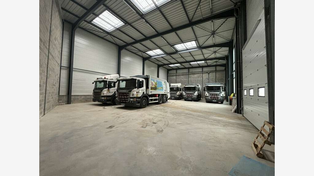 A louer local 1630m² à Saint-Quentin-Fallavier