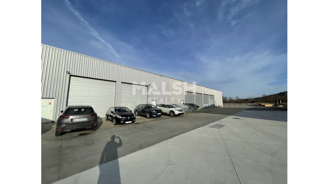 Locaux d'activités 911m² divis. à louer à Vourles