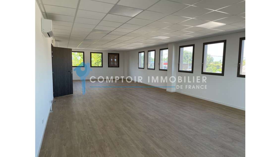 A louer locaux aménagés 80m² R+1 au Thor