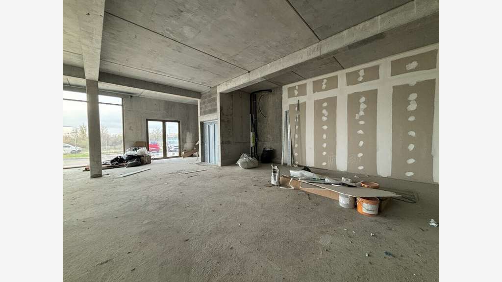 A louer locaux commerciaux neufs 220m² à Meyzieu