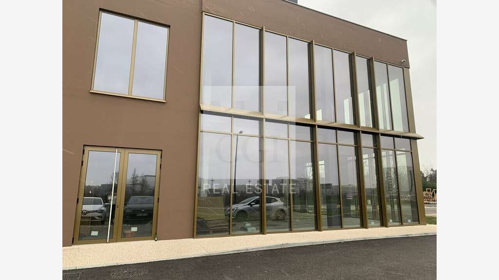 A louer locaux commerciaux neufs 220m² à Meyzieu