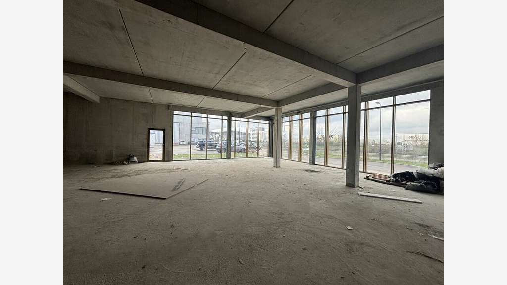 A louer locaux commerciaux neufs 220m² à Meyzieu