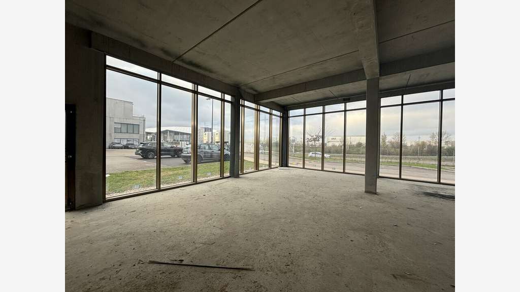 A louer locaux commerciaux neufs 220m² à Meyzieu