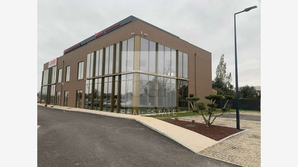 A louer locaux commerciaux neufs 220m² à Meyzieu
