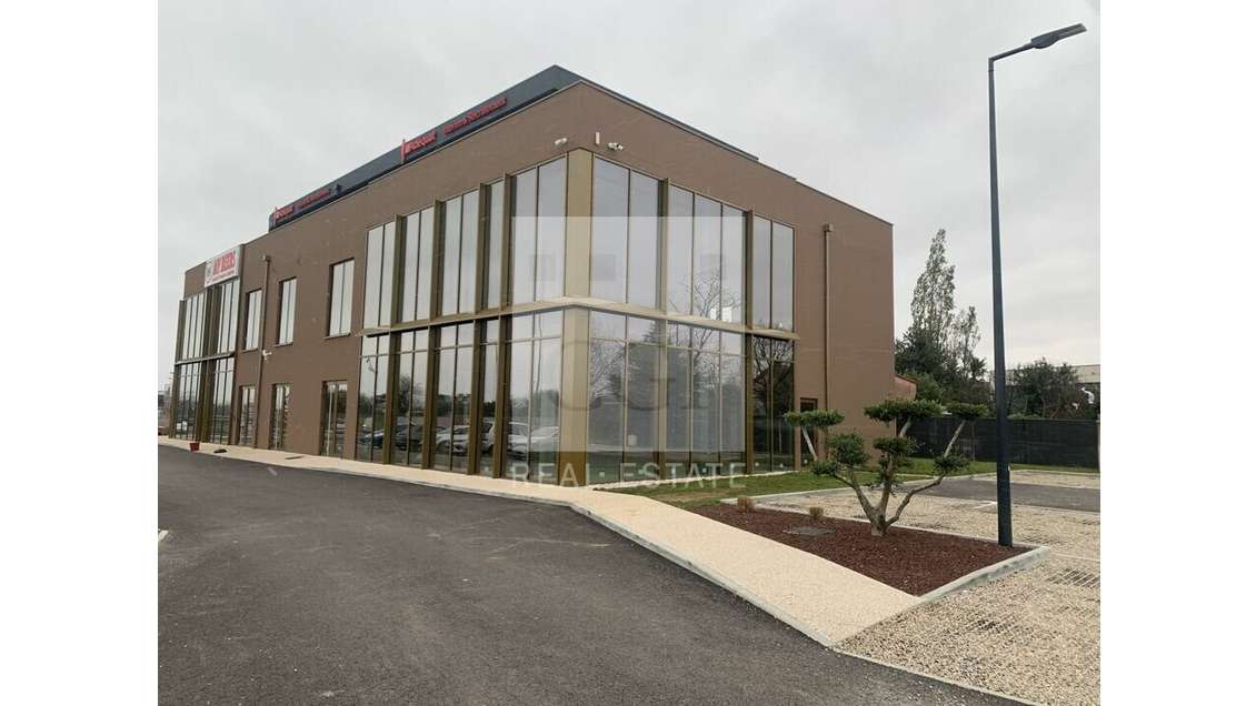 A louer locaux commerciaux neufs 220m² à Meyzieu