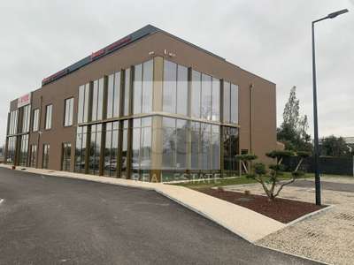 A louer locaux commerciaux neufs 220m² à Meyzieu