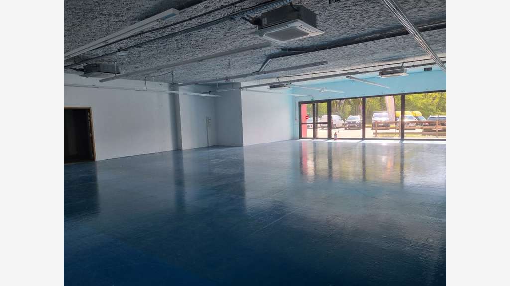 A louer local 516m² zone commerciale Anthy/Léman