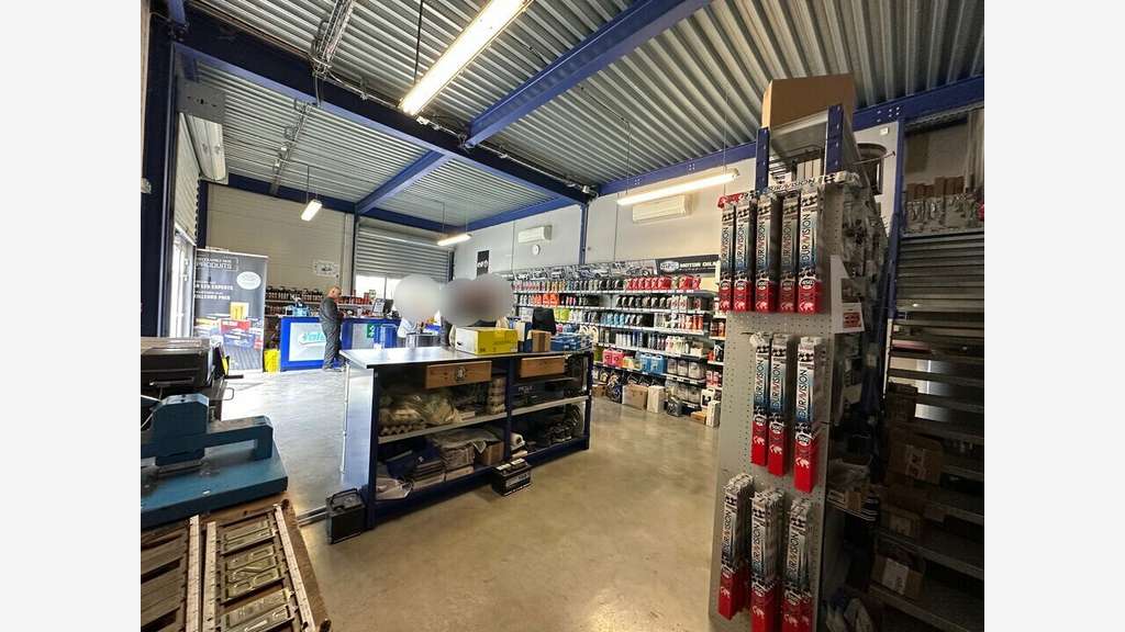 Local 358m² à louer à Arles zone Gimeaux