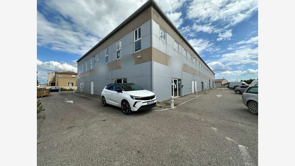 Local 358m² à louer à Arles zone Gimeaux