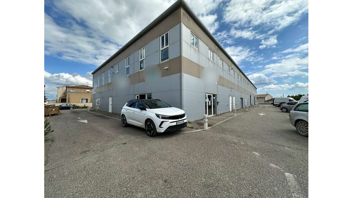 Local 358m² à louer à Arles zone Gimeaux
