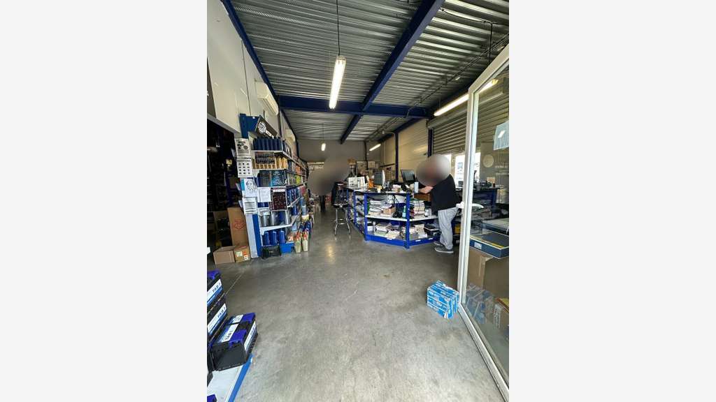 Local 358m² à louer à Arles zone Gimeaux