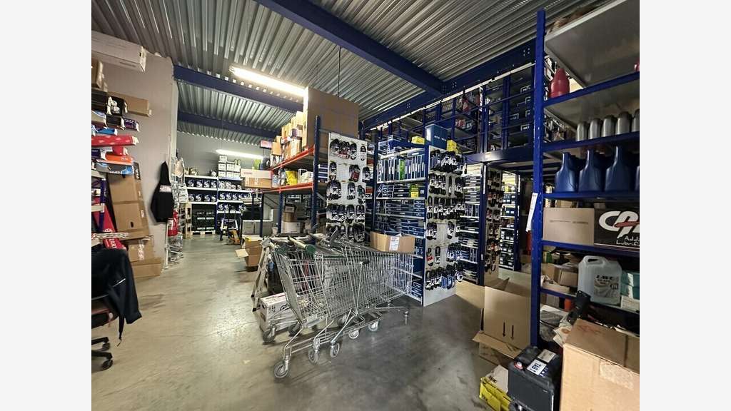 Local 358m² à louer à Arles zone Gimeaux