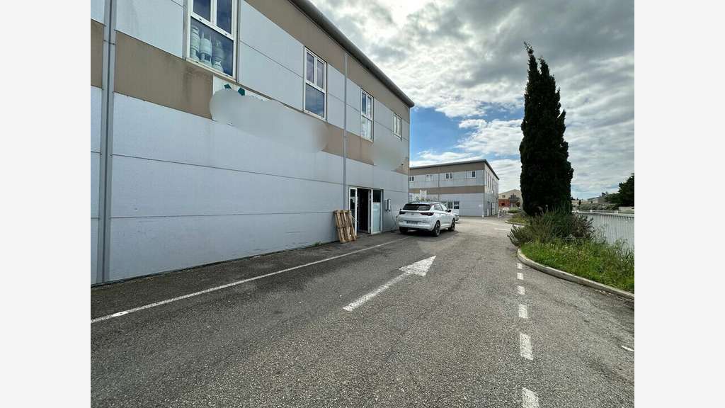 Local 358m² à louer à Arles zone Gimeaux
