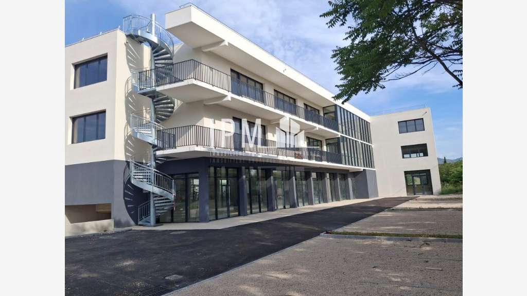 A louer locaux divisibles 1.203m² en ZAC à Aubagne