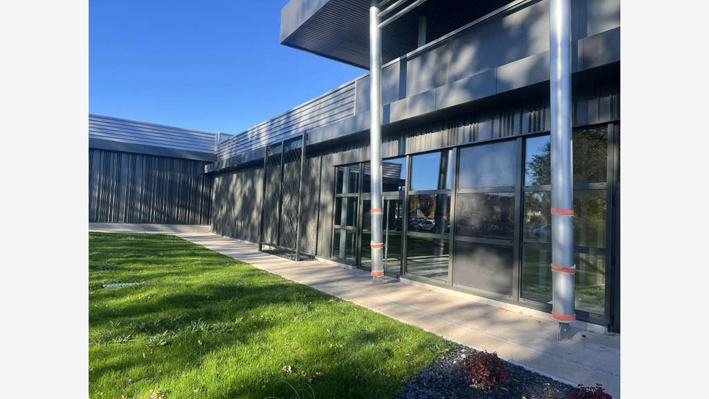 A louer local commercial 621m² neuf à Aurillac