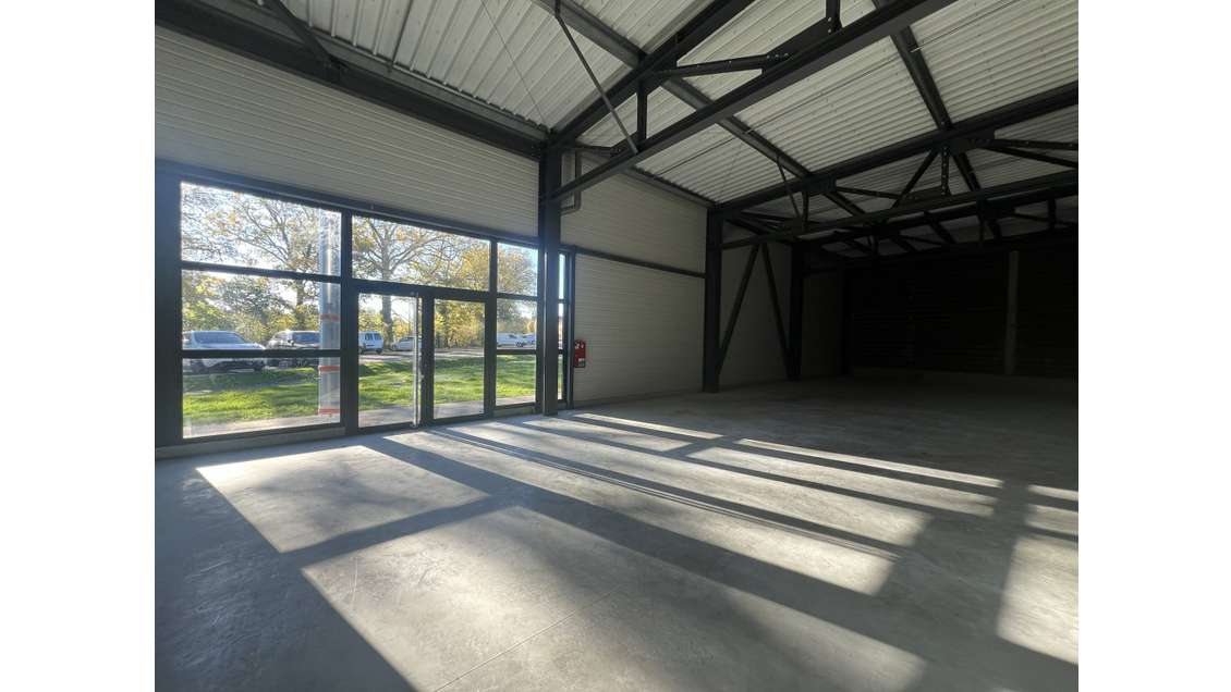 A louer local commercial 621m² neuf à Aurillac
