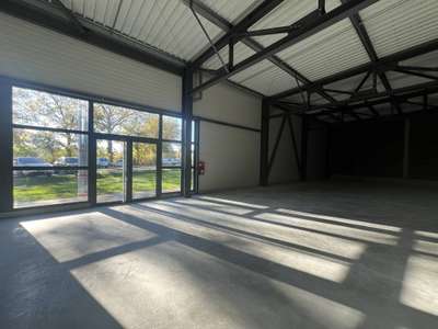 A louer local commercial 621m² neuf à Aurillac