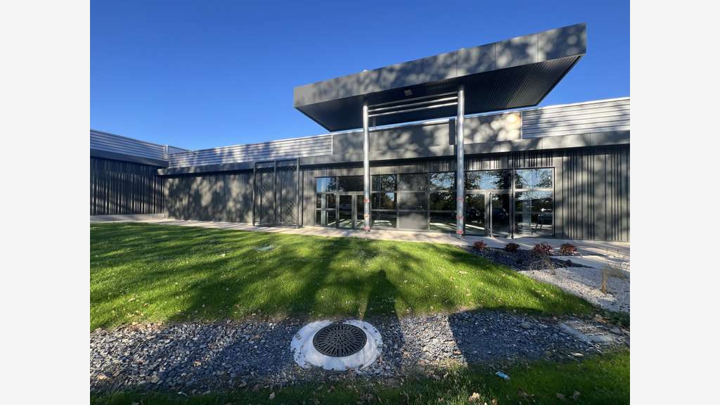 A louer local commercial 621m² neuf à Aurillac