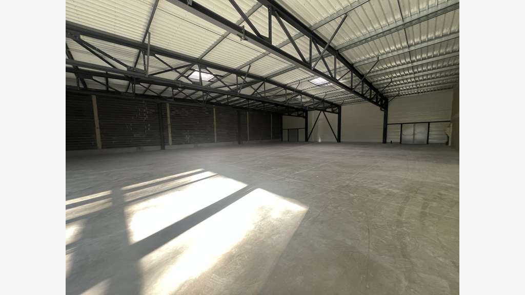 A louer local commercial 621m² neuf à Aurillac