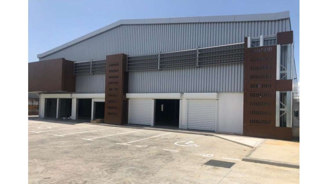 A louer local commercial 1000m² à Baie Mahault