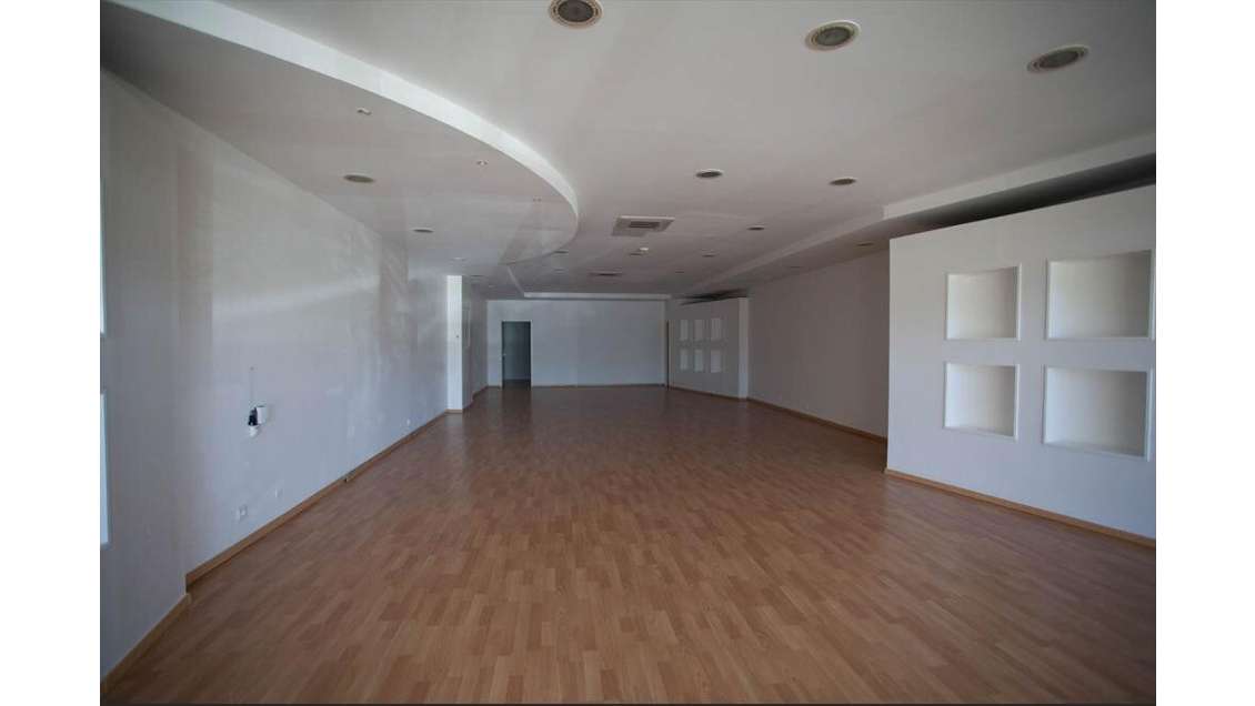 A louer local 140m²  à Baie-Mahault ZI Jarry