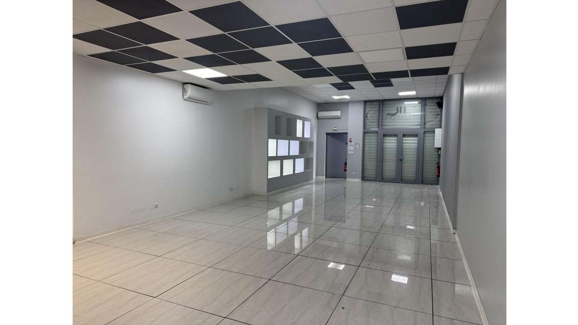 A louer local commercial à Baie-Mahault ZI Jarry