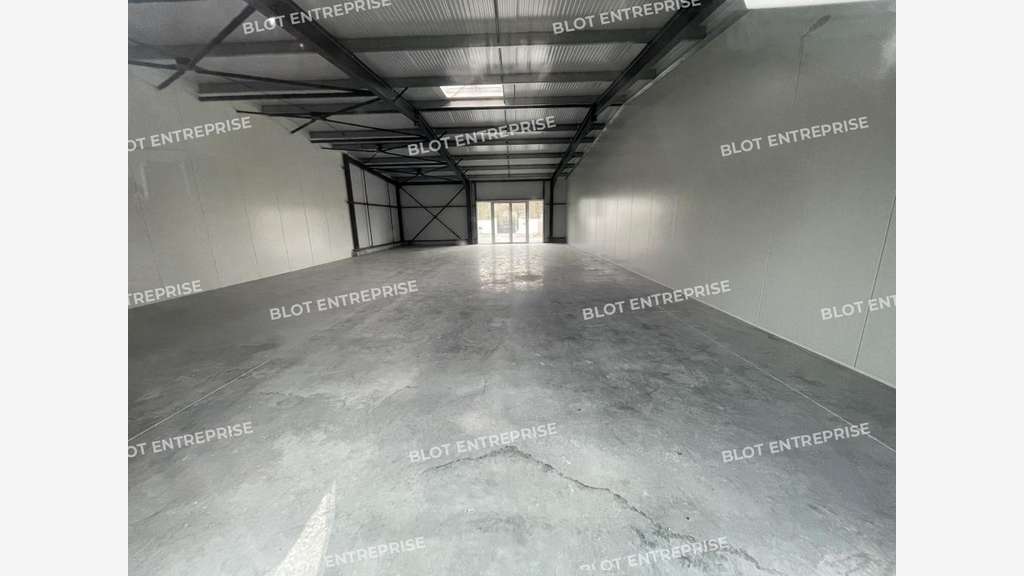 A louer local commercial 199m² axe passant à Belz