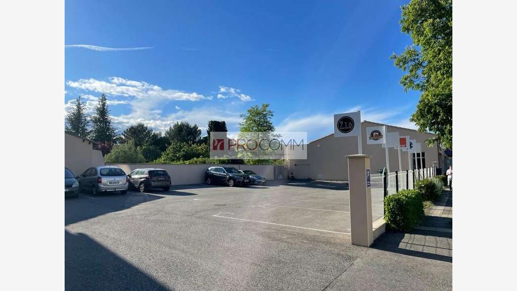 Local commercial 110m² à louer proche A7 à Bollène