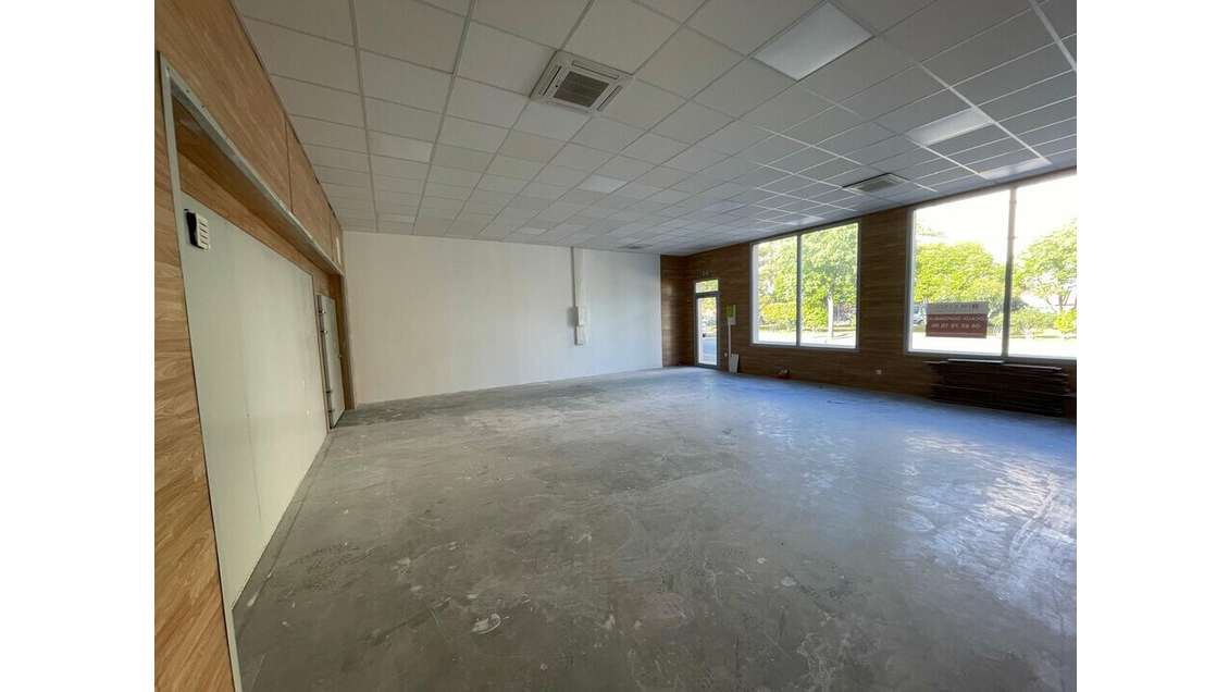Local commercial 110m² à louer proche A7 à Bollène