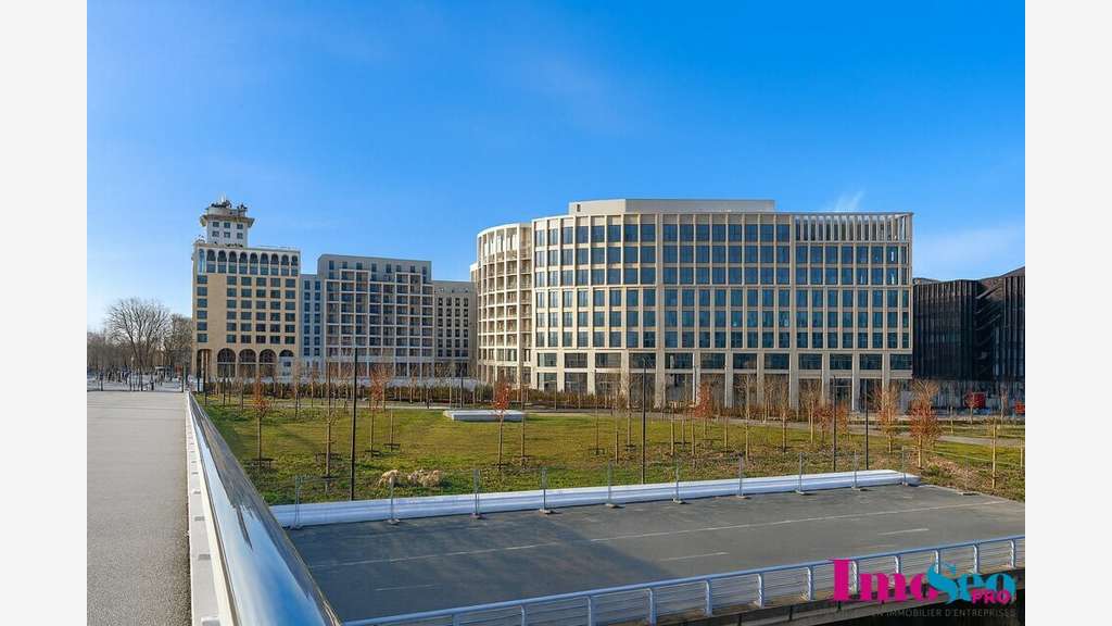 Local commercial neuf 393m² à louer à Bordeaux