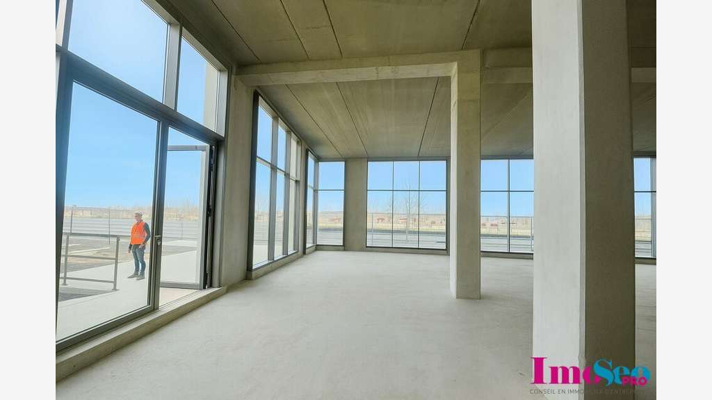 Local commercial neuf 393m² à louer à Bordeaux