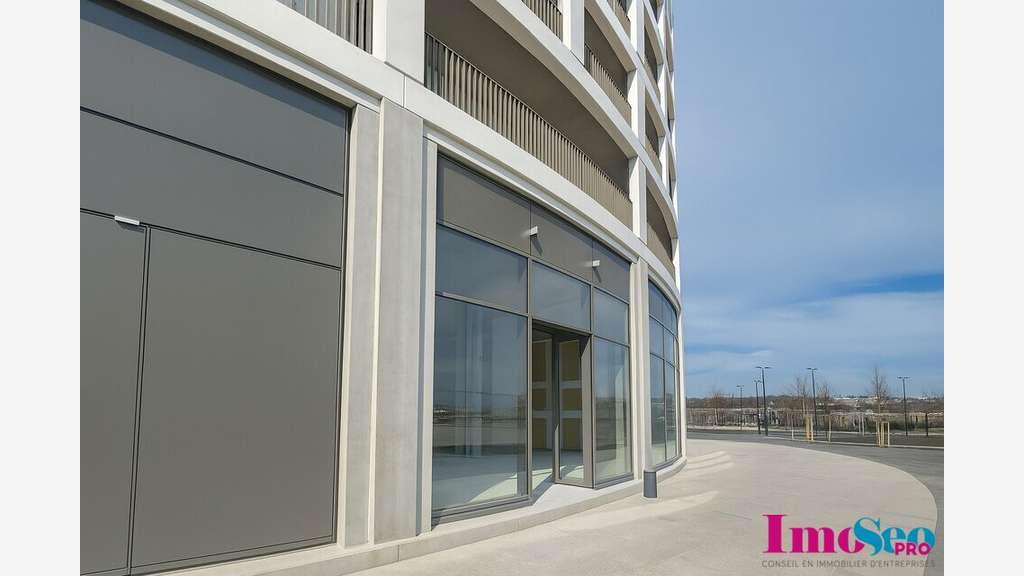 Local commercial neuf 393m² à louer à Bordeaux