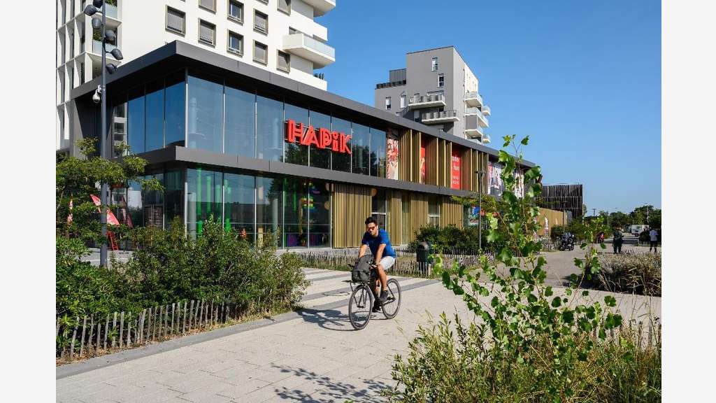 Local commercial neuf 495m² à louer à Bordeaux Lac