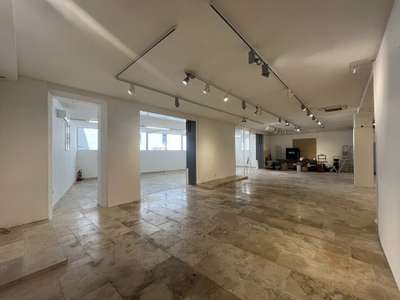 Local commercial 450m² à louer à Carpentras centre